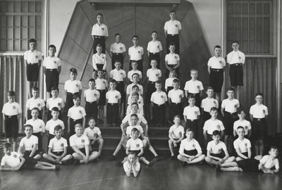 222600 Groepsportret met de leden (jongens) van de Utrechtse Arbeiders Gymnastiekvereniging Kracht en Vlugheid in het ...